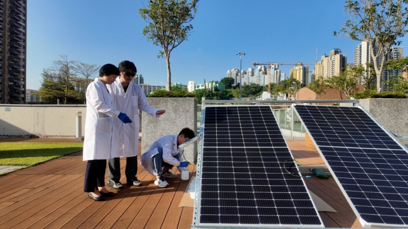 吕琳(左)教授团队开发的辐射制冷纳米涂层,配合双面光伏板可提升发电效率,推动大厦节能及应用再生能源,有助香港实现碳中和。 吕琳(左)教授团队开发的辐射制冷纳米涂层,配合双面光伏板可提升发电效率,推动大厦节能及应用再生能源,有助香港实现碳中和。