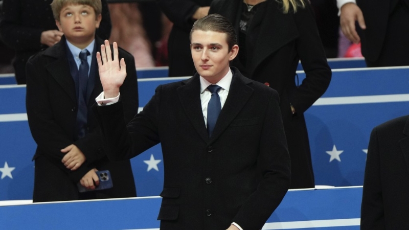 18岁的巴伦风度翩翩,在特朗普就职典上展现领袖风范。 美联社 18岁的巴伦风度翩翩,在特朗普就职典上展现领袖风范。 美联社