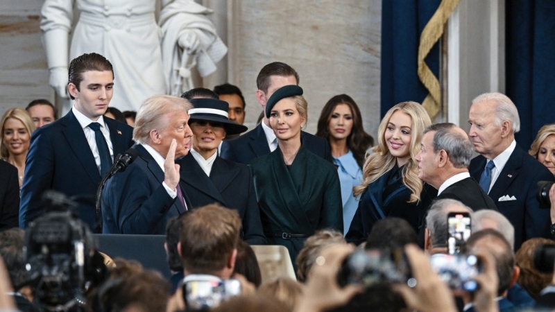 巴伦(左一)越过人群,特地踏前一步,与拜登(右一)和哈里斯扫手。 美联社 巴伦(左一)越过人群,特地踏前一步,与拜登(右一)和哈里斯扫手。 美联社