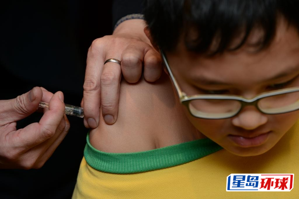 有家长担心子女注射疫苗后出现「针口位」肿痛及发烧,而未让其接种。 有家长担心子女注射疫苗后出现「针口位」肿痛及发烧,而未让其接种。