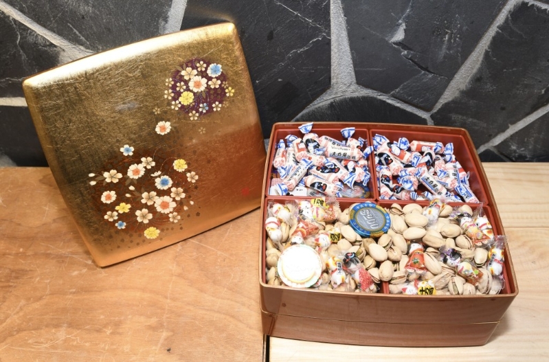 漆盒又取其意头,有如胶如漆的意思,代表一团和气、夫妻恩爱的意思。 漆盒又取其意头,有如胶如漆的意思,代表一团和气、夫妻恩爱的意思。