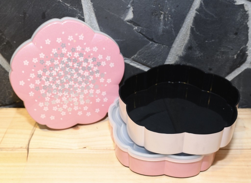 粉红色亦是近年流行选择,寓意人缘畅旺。 粉红色亦是近年流行选择,寓意人缘畅旺。