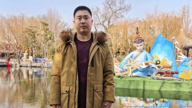 2023年消防员库学辉将面罩让给被困小女孩,吸入毒气智力退至3岁。 2023年消防员库学辉将面罩让给被困小女孩,吸入毒气智力退至3岁。