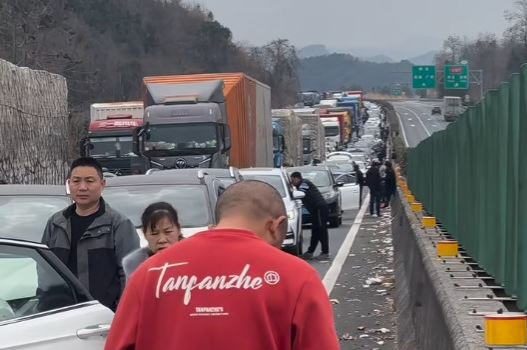 京港澳高速公路韶关乐昌镇往湖南方向,今早出现严重堵塞。 京港澳高速公路韶关乐昌镇往湖南方向,今早出现严重堵塞。