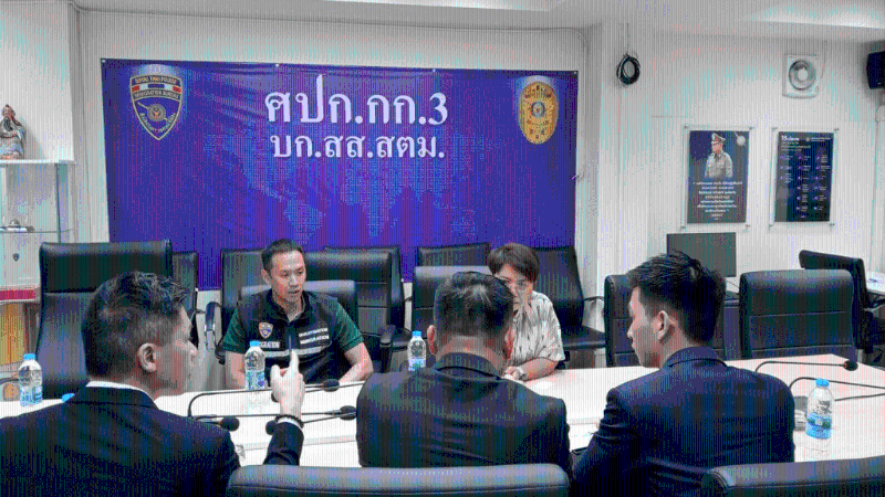 专责小组成员与泰国国家警察辖下移民拘留中心主管会面。 政府新闻处图片 专责小组成员与泰国国家警察辖下移民拘留中心主管会面。 政府新闻处图片