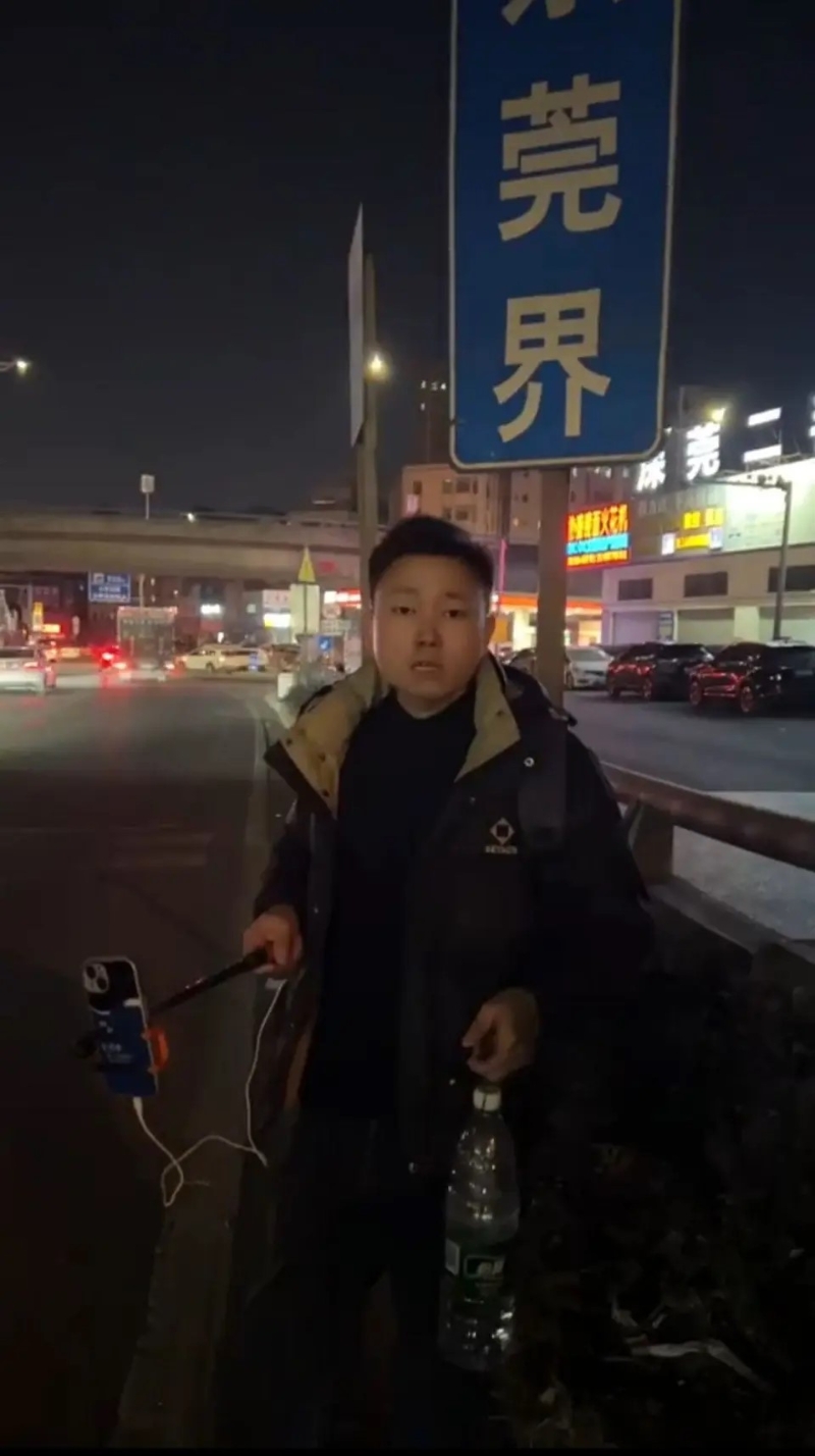 夏汪辉已经由深圳徒步进入湖南省内。潇湘晨报 夏汪辉已经由深圳徒步进入湖南省内。潇湘晨报