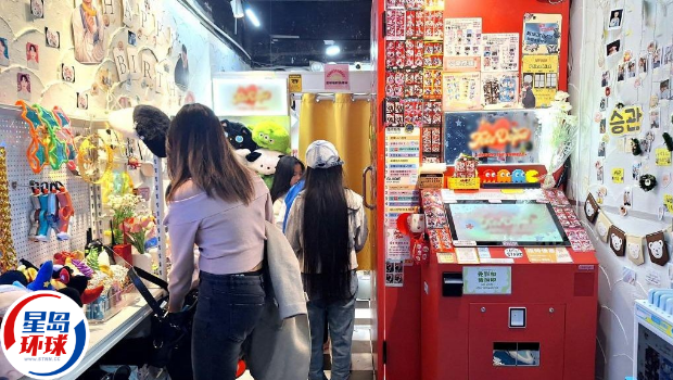 近年韩式自拍馆进驻多个年轻人“蒲点”,每逢假日都人山人海。 近年韩式自拍馆进驻多个年轻人“蒲点”,每逢假日都人山人海。