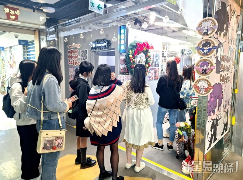 周五中午时分,逾10人于旺角一店铺外排队轮候拍照。 周五中午时分,逾10人于旺角一店铺外排队轮候拍照。