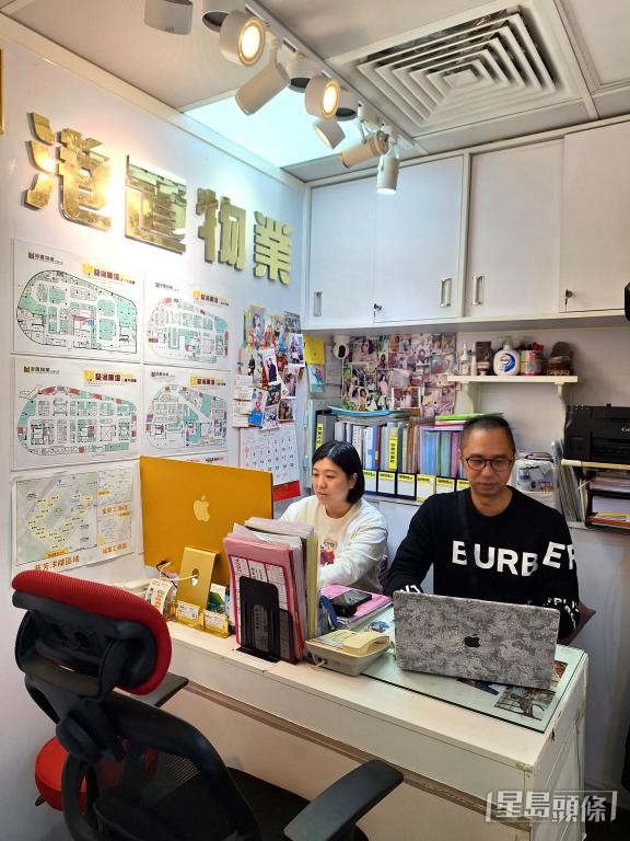 葵涌广场港置物业近两年协助逾10组客人租店开自拍馆。 葵涌广场港置物业近两年协助逾10组客人租店开自拍馆。