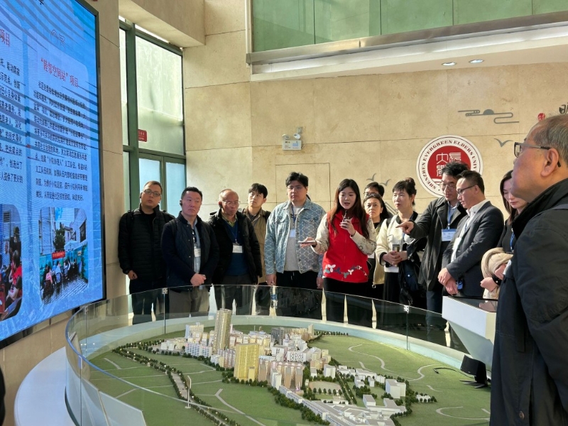 代表团到深圳龙岗区参观。 代表团到深圳龙岗区参观。