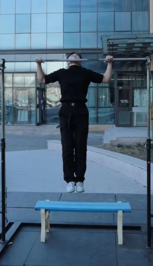 谢婷1分钟做44次引体上升。 谢婷1分钟做44次引体上升。