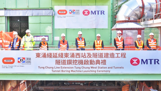 港铁项目及工程拓展总监邓辉豪(中)与其他嘉宾主持启动礼。 港铁项目及工程拓展总监邓辉豪(中)与其他嘉宾主持启动礼。