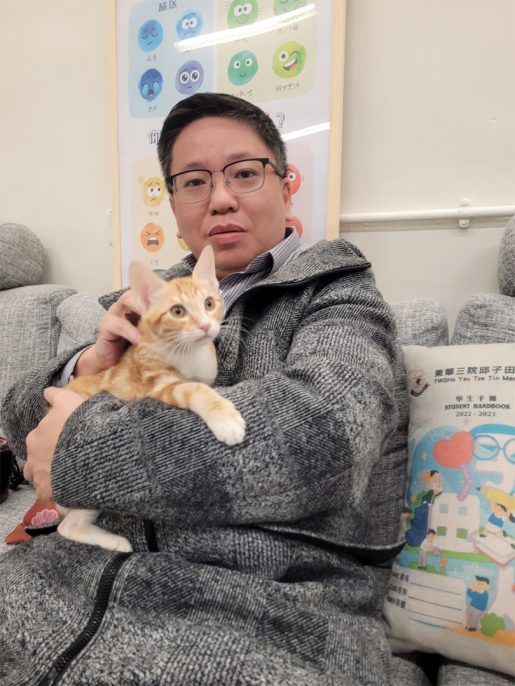 协助救起小猫的霍老师。 协助救起小猫的霍老师。