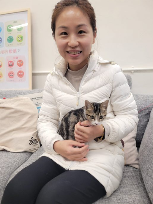 协助照顾小猫的辅导老师李老师。 协助照顾小猫的辅导老师李老师。