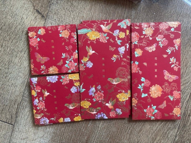 渣打为私人银行及优先理财客户推出独特设计,以花卉为主要元素。 渣打为私人银行及优先理财客户推出独特设计,以花卉为主要元素。