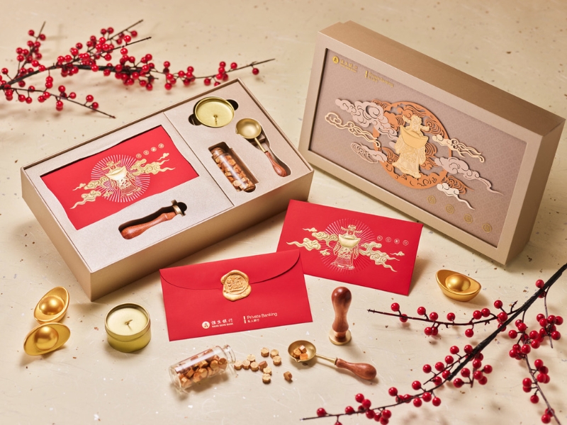 恒生银行延续其传统财神设计,今年共推出4款,更为私人银行贵宾准备了限量版火漆印章礼盒。 恒生银行延续其传统财神设计,今年共推出4款,更为私人银行贵宾准备了限量版火漆印章礼盒。