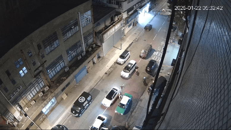 两名刀手从后狂斩白衣男。网上片段 两名刀手从后狂斩白衣男。网上片段