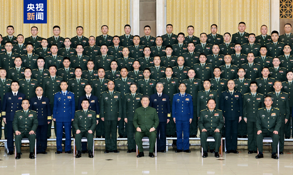 习近平和北部战区机关的军官合影。 习近平和北部战区机关的军官合影。