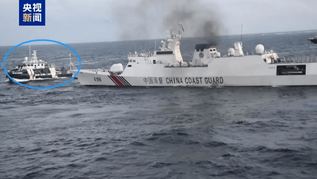 菲方船只在中国海警船面前横过。 菲方船只在中国海警船面前横过。