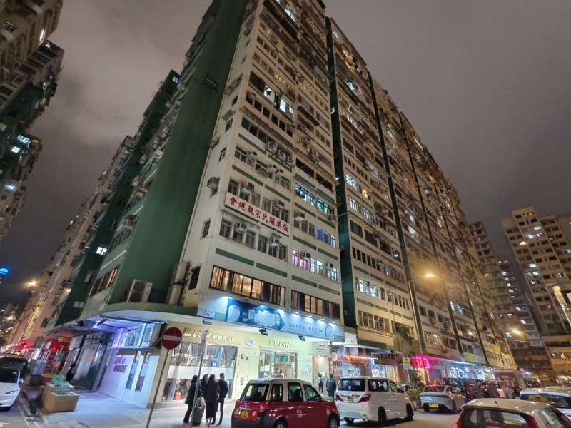 女事主在文汇街一单位内晕倒,送院抢救后不治。 尹敬堂摄 女事主在文汇街一单位内晕倒,送院抢救后不治。 尹敬堂摄