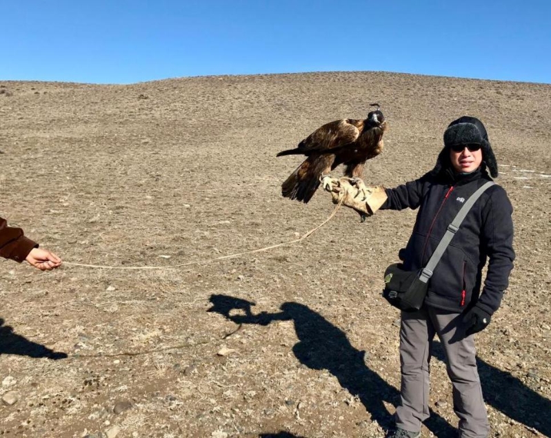 程诗灏曾到哈萨克斯坦拜访传统麻鹰猎人。 程诗灏曾到哈萨克斯坦拜访传统麻鹰猎人。