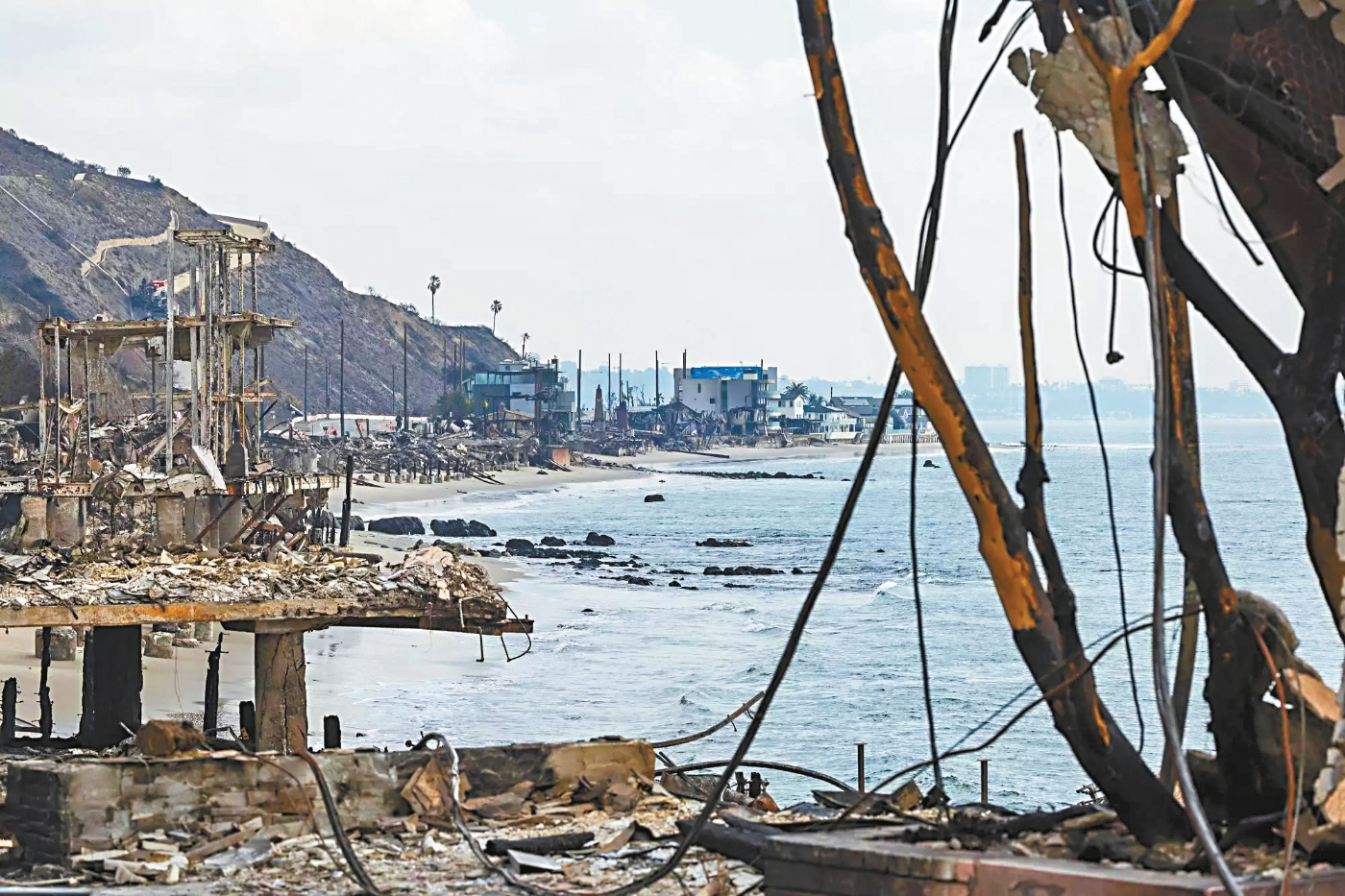 帕利塞兹大火摧毁了马里布的海滨房屋 帕利塞兹大火摧毁了马里布的海滨房屋