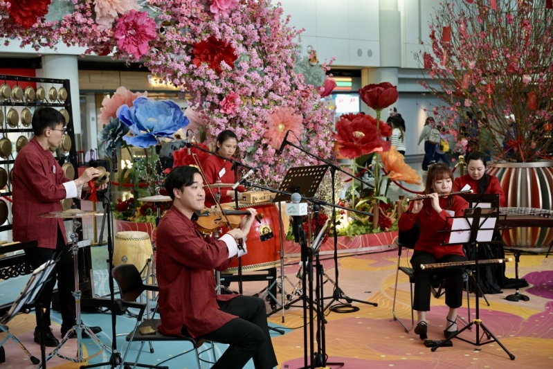 机场接机大堂特别安排“新春乐韵:中乐演奏”表演,吸引不少市民和游客驻足围观欣赏。 机场接机大堂特别安排“新春乐韵:中乐演奏”表演,吸引不少市民和游客驻足围观欣赏。