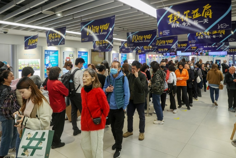 人人都想发横财,投注站常挤满人龙。 人人都想发横财,投注站常挤满人龙。