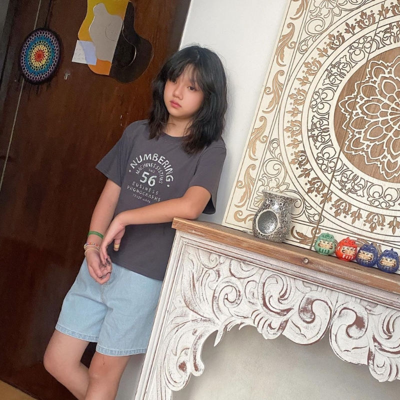 大女Hannah眼大大,五官精致。 大女Hannah眼大大,五官精致。