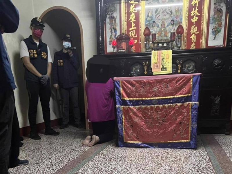 陈母误信掏光口水可驱魔,竟让丈夫及小儿子压制陈男挖喉致死,事后长跪神明厅忏悔。 陈母误信掏光口水可驱魔,竟让丈夫及小儿子压制陈男挖喉致死,事后长跪神明厅忏悔。