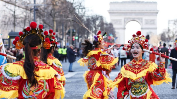 广东汕头潮阳的西门英歌队在法国巴黎香榭丽舍大街表演。 新华社 广东汕头潮阳的西门英歌队在法国巴黎香榭丽舍大街表演。 新华社