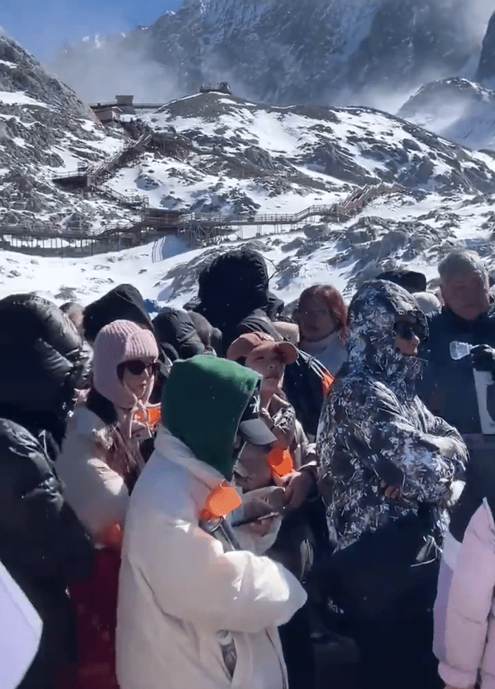 据称日前有千名游客滞留山顶 据称日前有千名游客滞留山顶