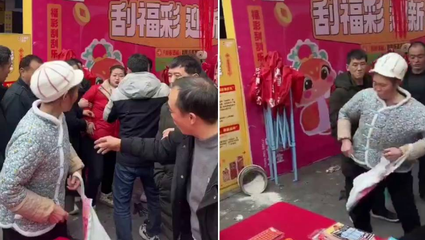 网传两女(红衣跟白衣戴帽者)因彩票发生争执,有人拉扯劝阻。 网传两女(红衣跟白衣戴帽者)因彩票发生争执,有人拉扯劝阻。