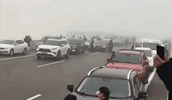 河南台辉高速公路发生逾百辆车连环相撞 河南台辉高速公路发生逾百辆车连环相撞