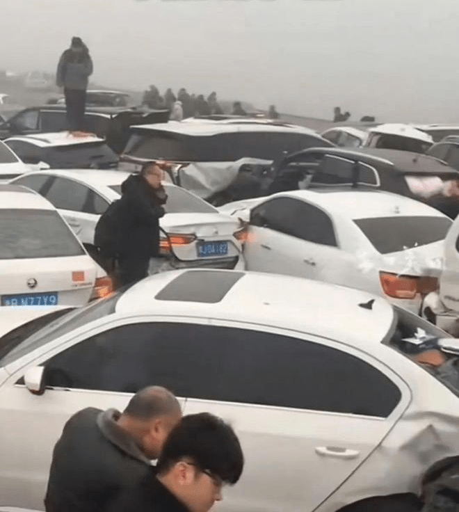 河南台辉高速公路发生逾百辆车连环相撞。 河南台辉高速公路发生逾百辆车连环相撞。