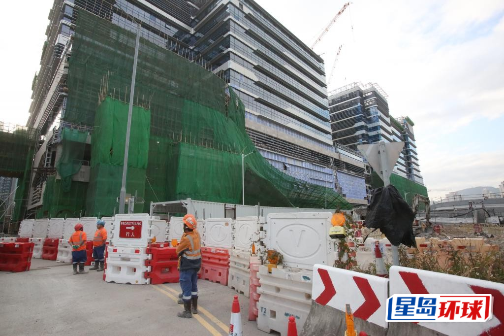 上月中,启德新急症医院地盘内一幅大型棚架突然塌下,造成11人受伤,其中4人危殆。 上月中,启德新急症医院地盘内一幅大型棚架突然塌下,造成11人受伤,其中4人危殆。