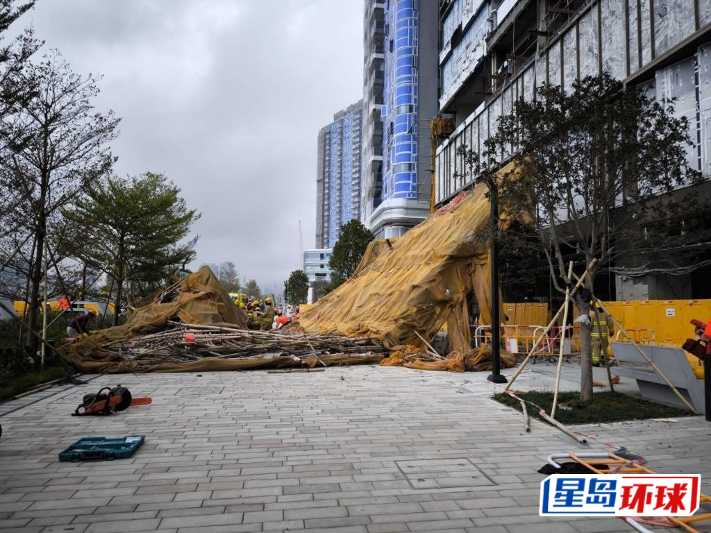 去年2月,启德一私人住宅建筑地盘外墙棚架倒塌,造成2死3伤。 去年2月,启德一私人住宅建筑地盘外墙棚架倒塌,造成2死3伤。