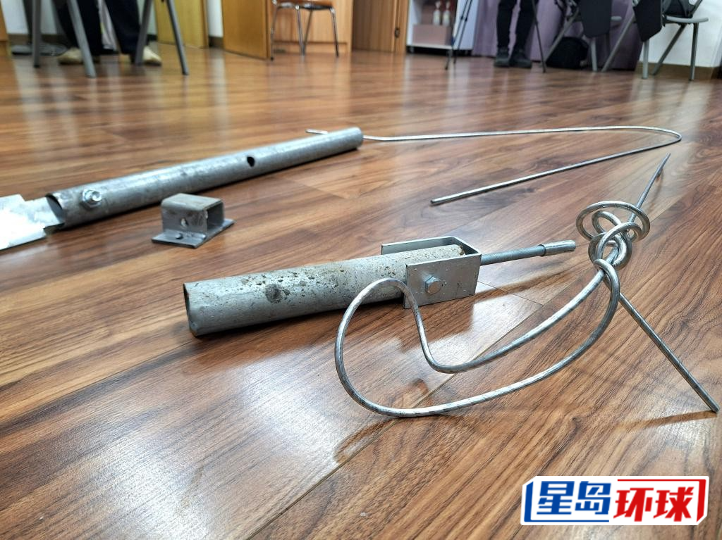 棚架由俗称「拉掹」连墙器加固。 棚架由俗称「拉掹」连墙器加固。