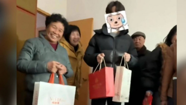 相亲对象入房企女大学生床边? 相亲对象入房企女大学生床边?