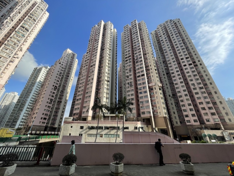 Ken Sir于过去两天(2月3日及4日)斥资合共约883万元,买入有“炒家天堂”之称的荃湾中心3伙细价单位,全数均为Full Pay。 Ken Sir于过去两天(2月3日及4日)斥资合共约883万元,买入有“炒家天堂”之称的荃湾中心3伙细价单位,全数均为Full Pay。