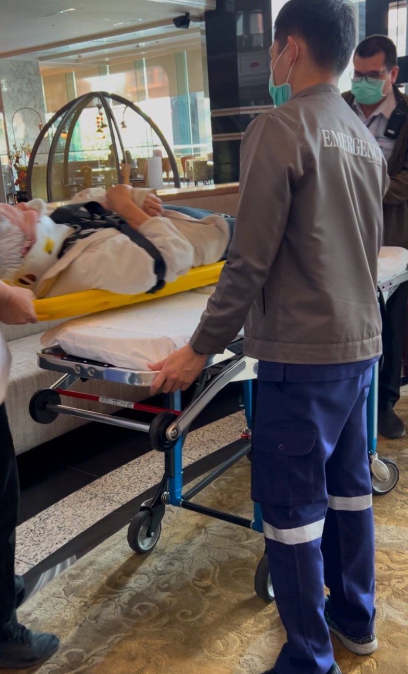 有指网传薛蛮子卧担架的照片为旧相。 有指网传薛蛮子卧担架的照片为旧相。