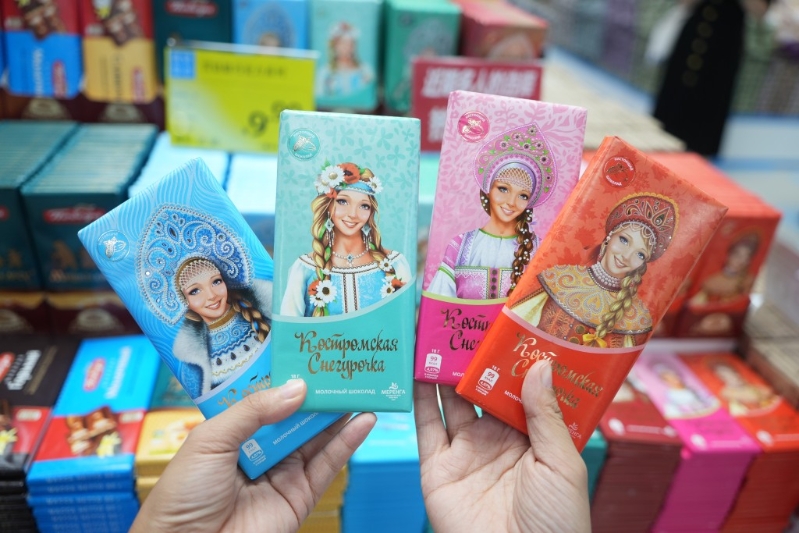 雪姑娘巧克力系列¥9.9(优惠价)主打无蔗糖朱古力,款式口味多,包装印上俄罗斯美女画像,是俄货集市热销货品之一。 雪姑娘巧克力系列¥9.9(优惠价)主打无蔗糖朱古力,款式口味多,包装印上俄罗斯美女画像,是俄货集市热销货品之一。