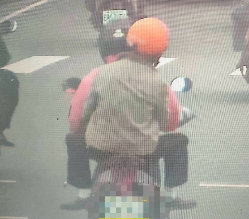 老妇骑电单车载张男到张男住处后失踪。 老妇骑电单车载张男到张男住处后失踪。