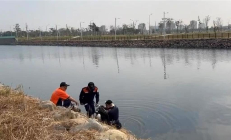 警方在水渠边找到尸块。 中时 警方在水渠边找到尸块。 中时