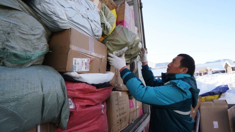 农历新年长假全国揽投快递包里超19亿件。图为新疆邮政的投递员。新华社 农历新年长假全国揽投快递包里超19亿件。图为新疆邮政的投递员。新华社