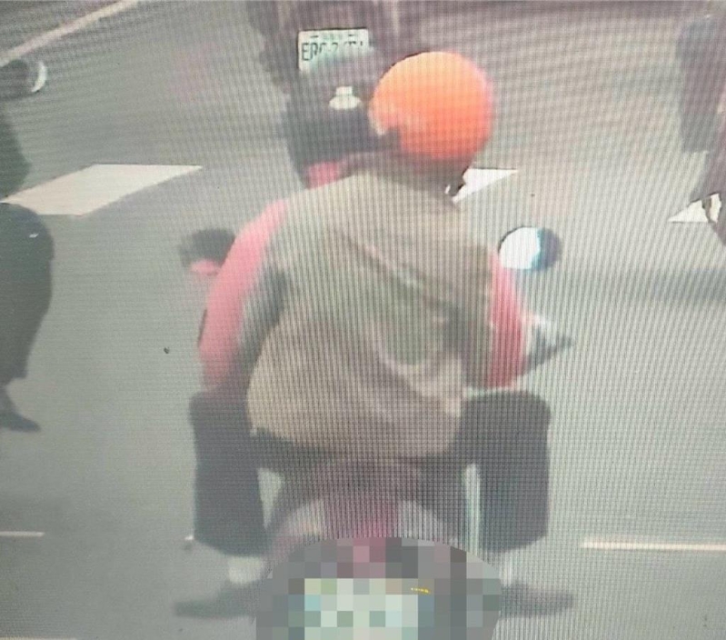 林妇骑乘机车载张姓犯嫌。 林妇骑乘机车载张姓犯嫌。