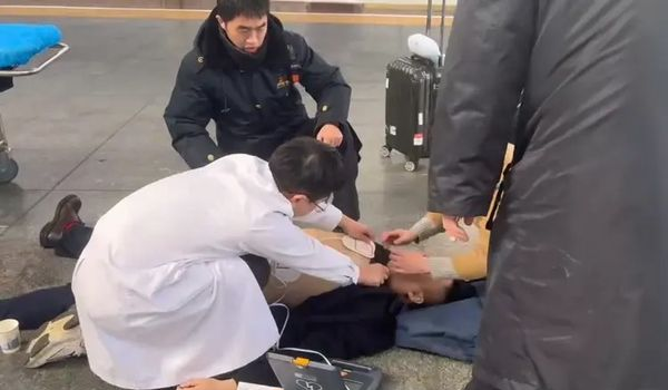 医生赶到对男子急救。 医生赶到对男子急救。