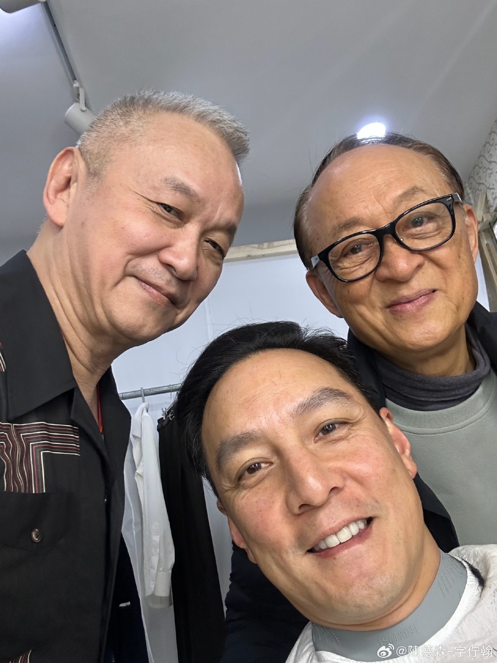 导演陈德森6日贴出与吴彦祖的合照 导演陈德森6日贴出与吴彦祖的合照