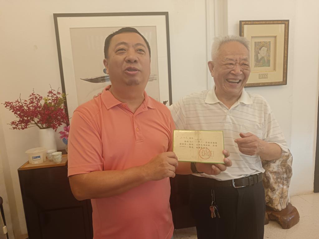 方志忠酷爱画画,早前其国画老师方纪龙到新加坡旅游,师徒合照留念。 方志忠酷爱画画,早前其国画老师方纪龙到新加坡旅游,师徒合照留念。