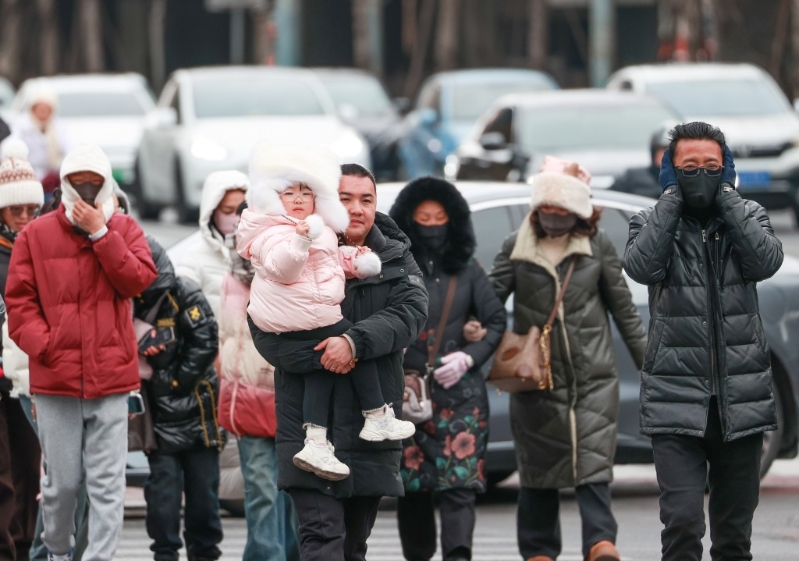 天气严寒,北京市民以「全副武装」出行。(中新社) 天气严寒,北京市民以「全副武装」出行。(中新社)